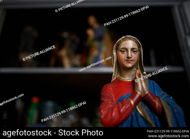 29 November 2023, Saxony-Anhalt, Hamersleben: A Mother of God figure from a nativity scene in the collegiate church of St. Pancratius