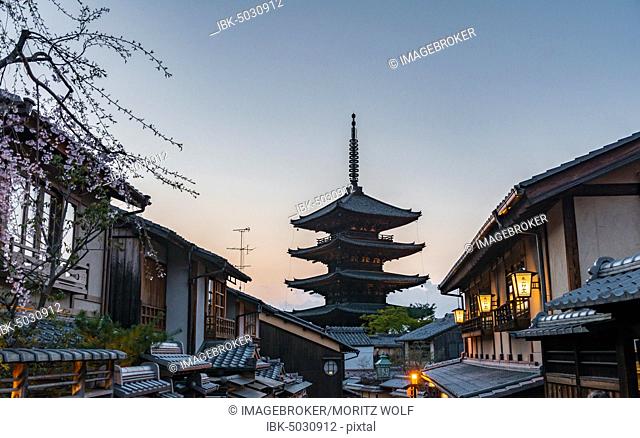 Five-storey Yasaka Pagoda of the Buddhist Hokanji Temple, Yasaka dori historical street, with historic Japanese houses, evening mood, Kyoto, Japan, Asia