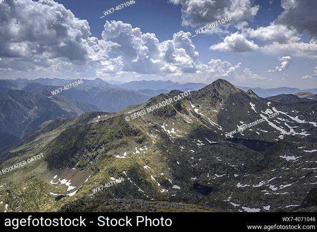 Views of the Gallina Circus and the Ventolau summit (Alt Pirineu Natural Park, Pyrenees, Catalonia, Spain)