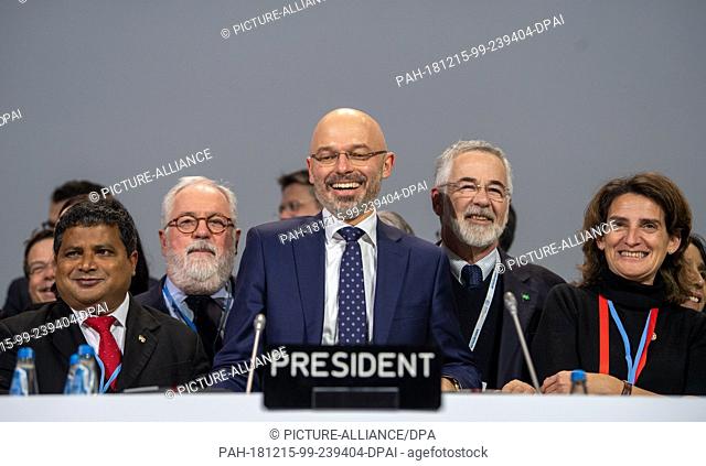 15 December 2018, Poland, Katowice: Michal Kurtyka (M), President of the UN Climate Change Conference COP24, and heads of delegations are pleased with the...