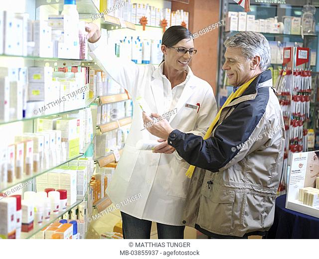 Pharmacy, pharmacist, customer, discusses, care-product, recommendation, kindly, semi-portrait, no property release, pharmacy, stores, business, salesroom