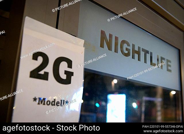 31 December 2021, Hamburg: ""2G Modell"" and ""Nightlife"" are written on the window of a pub on the Reeperbahn in St. Pauli
