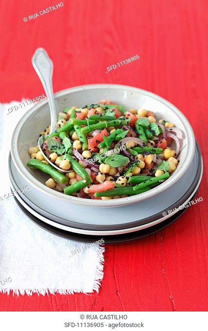 Green bean salad with chickpeas, tomatoes and mint