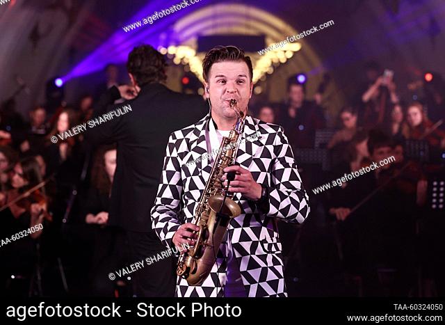 RUSSIA, MOSCOW - JULIO 8, 2023: El Saxofonista Taras Gusarov realiza con la Orquesta Imperialis durante un concierto en la estación Arbatskaya del Metro de...