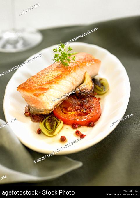 salmon fillets in white wine with tomatoes and leeks