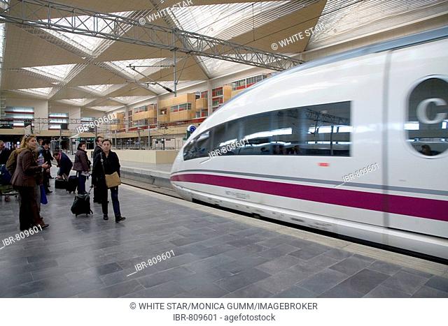 Passengers on a platform await the arriving AVE bullet or high-speed train at the Estacion de Delicias station, Saragossa or Zaragoza, Aragon, Spain, Europe
