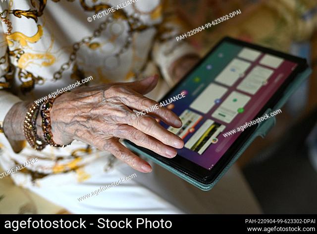 02 September 2022, Hessen, Frankfurt/Main: Ursula Heerwig (87), a resident of the Anlagenring retirement and nursing home