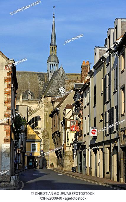 rue principale de Nogent-le-Roi avec l'eglise Saint-Sulpice en arriere-plan, departement Eure-et-Loir, region Centre-Val de Loire, France