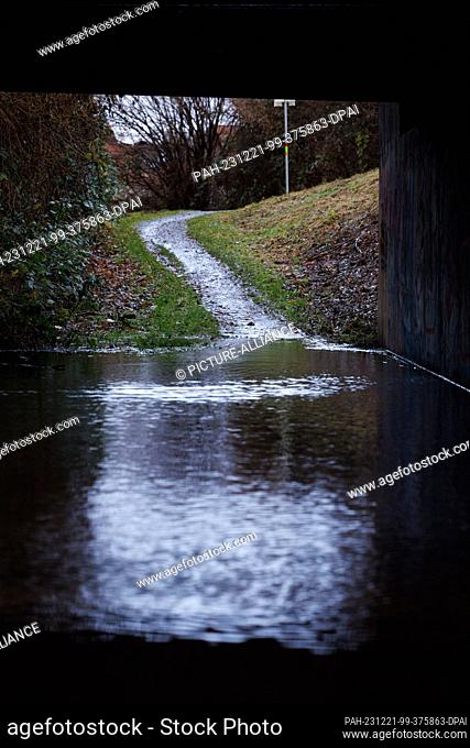 21 December 2023, Lower Saxony, Osnabrück: A footpath has been flooded by rainwater on the banks of the River Hase. The German Weather Service is expecting...