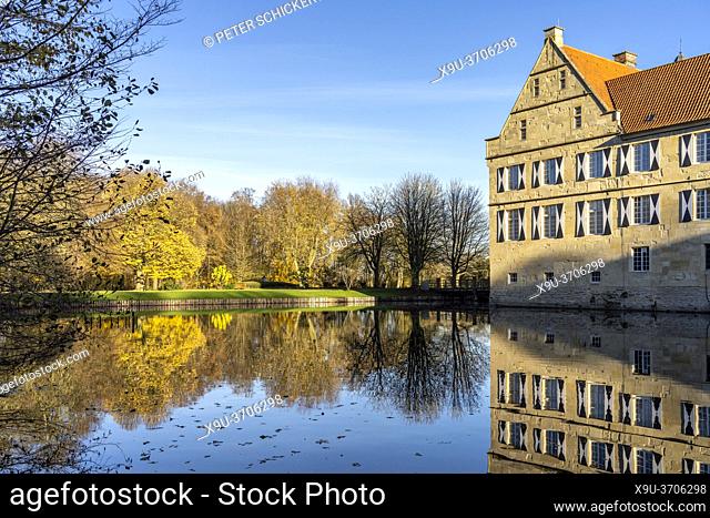 Burg Huelshoff castle, Havixbeck, Muenster Region, North Rhine-Westphalia, Germany