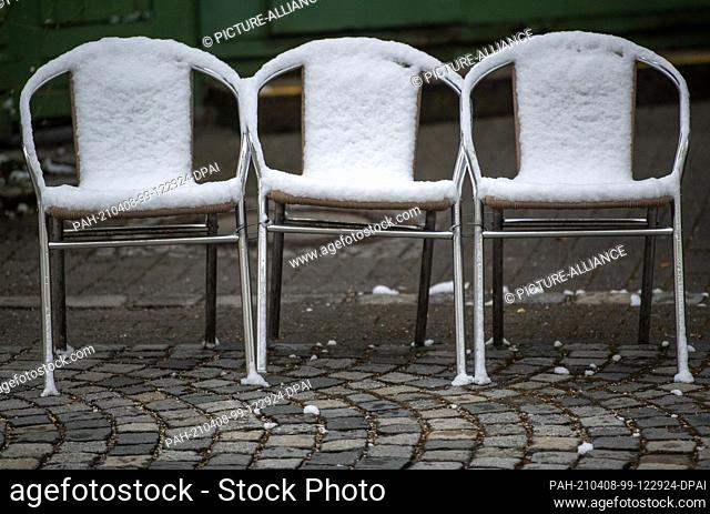 08 April 2021, Bavaria, Munich: Assembled chairs stand on Wiener Platz in the Haidhausen district. Photo: Peter Kneffel/dpa. - Munich/Bavaria/Germany