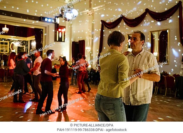18 October 2019, Brandenburg, Potsdam: Couples dance in the introductory course in the Red Hall of the dance school ""Linksfüßer""