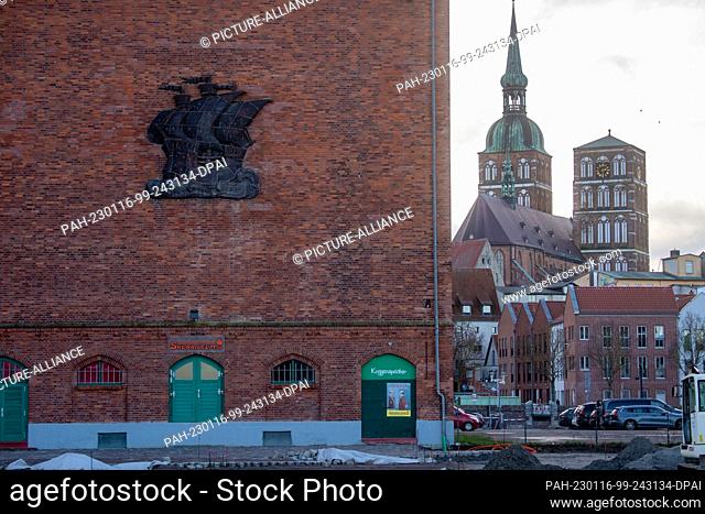 16 January 2023, Mecklenburg-Western Pomerania, Stralsund: View of the warehouse buildings and the construction gap in Quartier 65 on the harbor island in the...