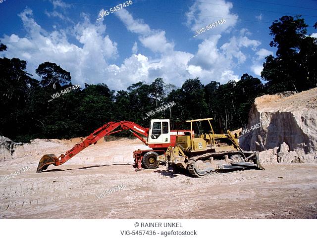 BRA, Brazil : The rain forest near Manaus is being cleared for a street , August 1989 - Manaus, Amazonas, Brazil, 15/08/1989