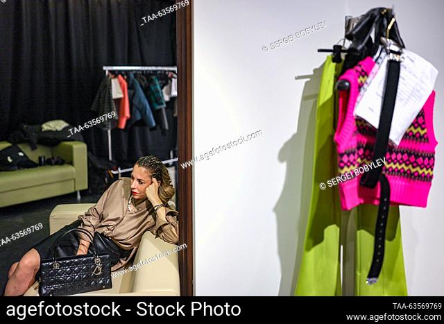 RUSSIA, MOSCOW - OCTOBER 20, 2023: A woman model prepares for the Vesna Fashion Show at the BoscoVesna shopping centre on Novy Arbat Avenue to showcase autumn...
