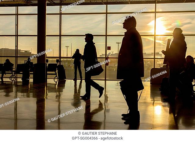 PASSENGERS AT ORLY AIRPORT, (94) VAL-DE-MARNE, ILE-DE-FRANCE