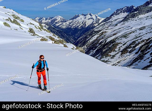 Austria, Tyrol, ¶ÿFemale skier at Hundskehljoch pass