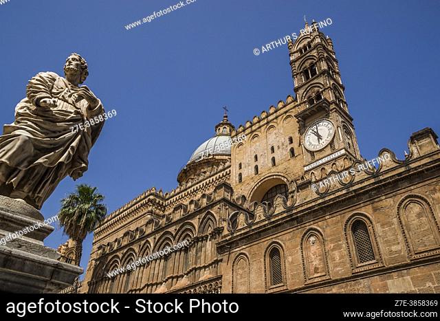 Statue of saint on the balustrade of the southern side of the Palermo Cathedral. Palermo, Sicily, Italy