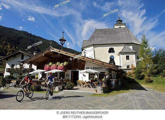 Mountainbikers near the Gredwirt restaurant in Aschau, Tyrol, Austria, Europe