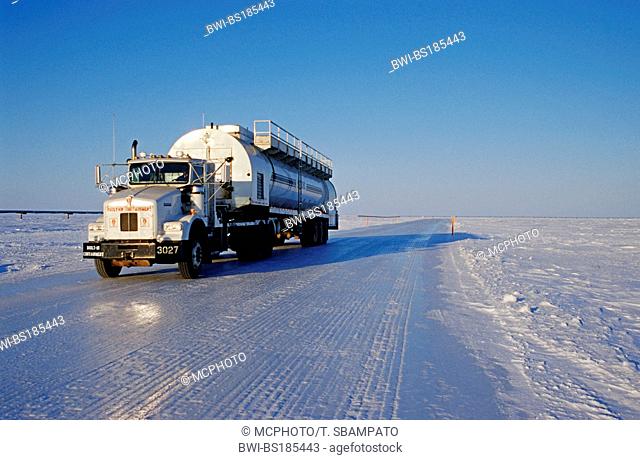 truck on ice road, connected oil pumping stations of Prudhoe Bay, USA, Alaska, Prudhoe Bay