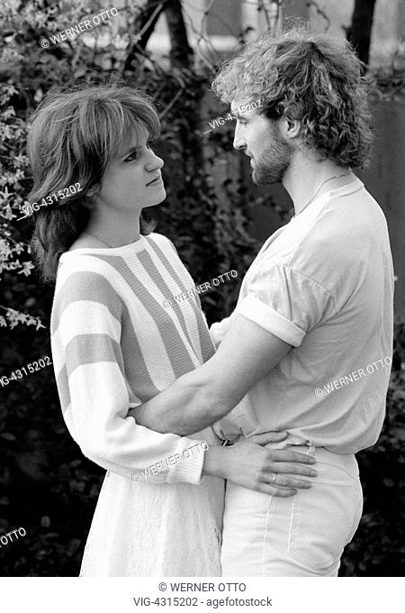 DEUTSCHLAND, OBERHAUSEN, 15.04.1983, Eighties, black and white photo, people, young couple, aged 18 to 22 years, aged 23 to 28 years, Birgit, Achim - Oberhausen
