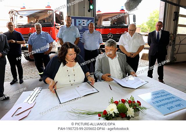 25 July 2019, Mecklenburg-Western Pomerania, Lübtheen: Ute Lindenau (l-r) (SPD), Mayor, and Lorenz Caffier (CDU), Minister of the Interior of the Federal State...