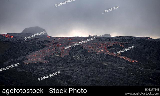 Glühende Lava, Lavastrom, Lavafeld, aktiver Tafelvulkan Fagradalsfjall, Krýsuvík-Vulkansystem, Reykjanes Halbinsel, Island