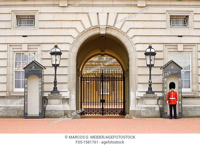 Guard posted outside of Buckingham Palace. London, England, UK