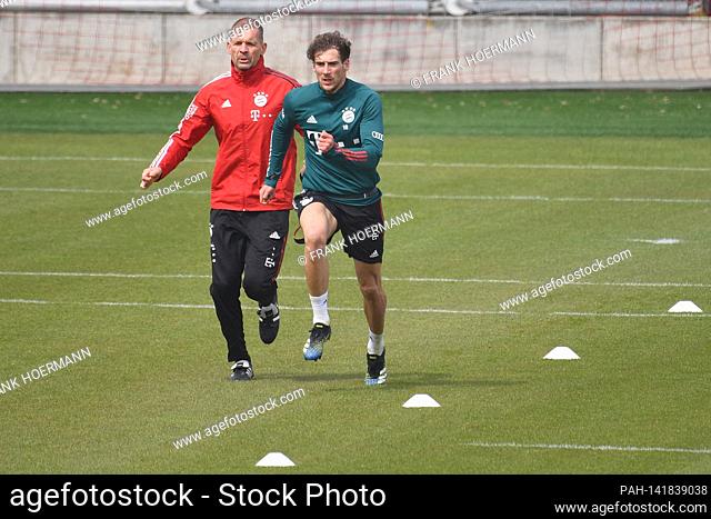 Leon GORETZKA (FC Bayern Munich) during advanced training with fitness coach Holger Broich, action. FC Bayern Munich, training on Saebener Strasse