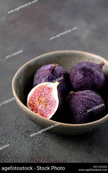 Fresh figs in the bowl