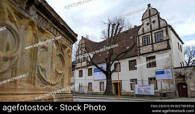 10 March 2023, Saxony-Anhalt, Naumburg: View of the former bishop's curia at the cathedral in Naumburg. The historic building is to be converted into a visitor...