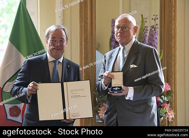 Prime Minister Armin LASCHET, signs Dr. Walter WUEBBEN, WÃ-bben, from Prime Minister Armin Laschet honors citizens of North Rhine-Westphalia for their...