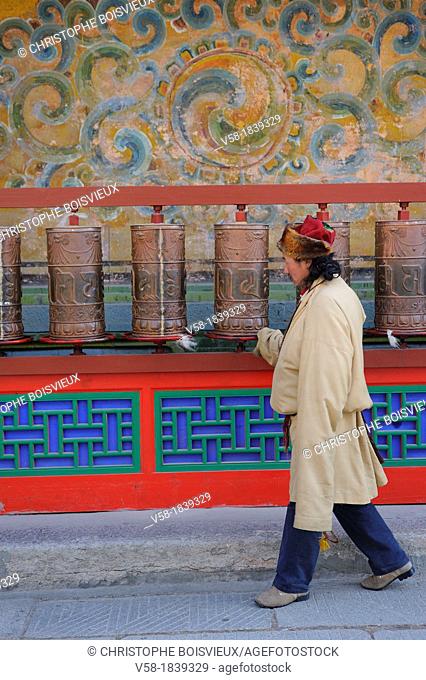 China, Qinghai, Amdo, Xining surroundings, Kumbum monastery Ta'er Si, Pilgrim spinning prayer wheels