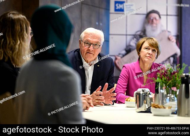 21 July 2023, Berlin: German President Frank-Walter Steinmeier (m) and his wife Elke Büdenbender (r) chat with staff during a visit to the Zentrum am Zoo and...