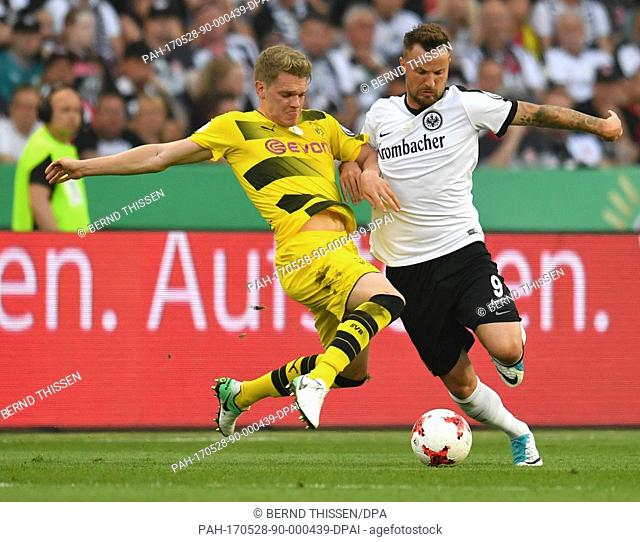 FuÃŸball: DFB-Pokal, Eintracht Frankfurt - Borussia Dortmund, Finale am 27.05.2017 im Olympiastadion, Berlin. Matthias Ginter (l) aus Dortmund und Haris...