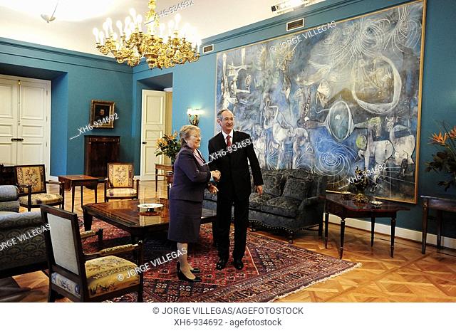 President of Guatemala Alvaro Colom and President of Chile Michelle Bachelet in La Moneda presidencial palace in Santiago, Chile (September 28th, 2009)