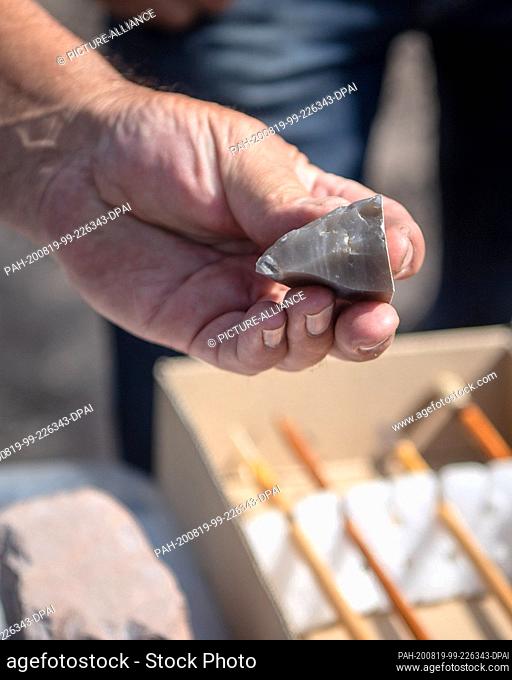 19 August 2020, Bremen: Klaus Gerken, excavation director and stone age specialist, shows found objects. During ongoing excavations