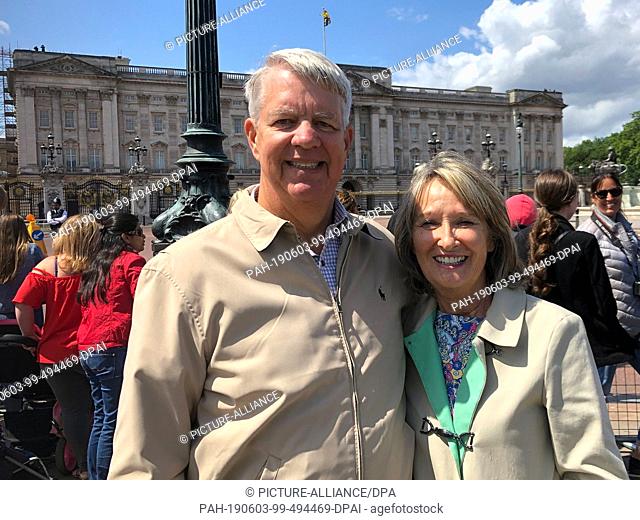 03 June 2019, Great Britain, London: Eric and Christine Graham from the US state of Florida are standing in front of Buckingham Palace
