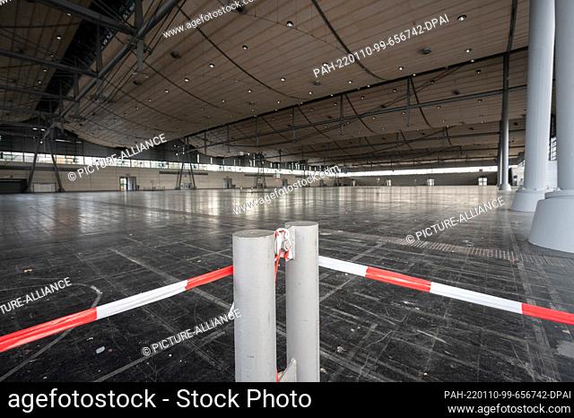 10 January 2022, Lower Saxony, Hanover: The empty Hall 9 at the Hannover exhibition center. The entire trade show industry continues to lie idle due to the...