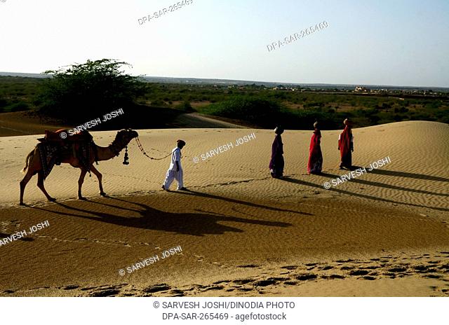women balancing water pots on head, Thar desert, Jaisalmer, Rajasthan, India, Asia