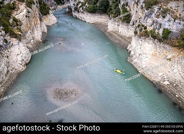 11 August 2022, France, Aiguines: Canoes and SUPs enter the Verdon Gorge at the Lac de Sainte-Croix reservoir during low water despite the closure