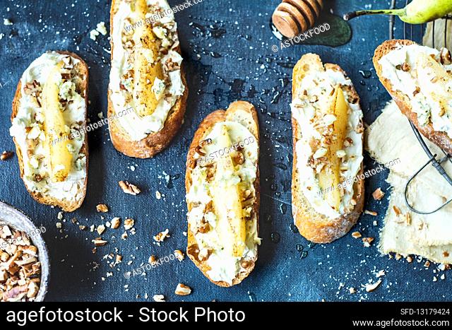 Bruschetta with cream cheese and pear, nuts and honey