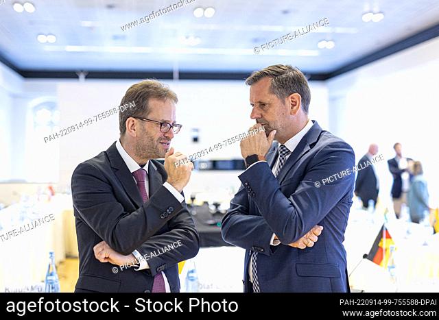 14 September 2022, Lower Saxony, Hanover: Klaus Müller (l), President of the Federal Network Agency, talks to Olaf Lies (SPD)