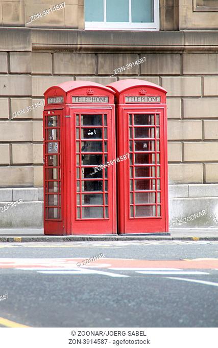 Zwei Telefonzellen in Schottland