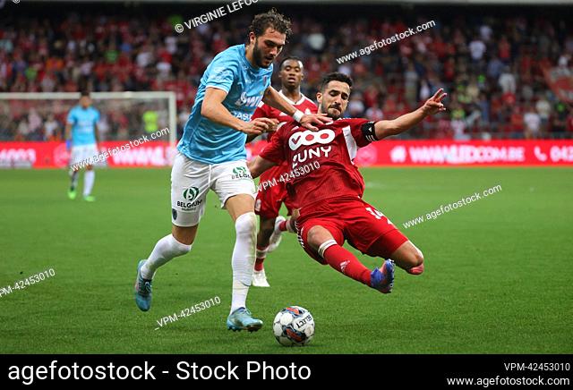 Oostende's Frasser Hornby and Standard's Konstantinos Kostas Laifis fight for the ball during a soccer match between Standard de Liege and KV Oostende