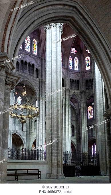 Europe, France, Cher, Bourges, Saint Etienne cathedral, columna supporting the nave