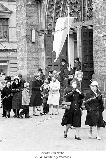 DEUTSCHLAND, OBERHAUSEN, 24.04.1976, Seventies, black and white photo, religion, Christianity, church goers leaving the church after the worship service