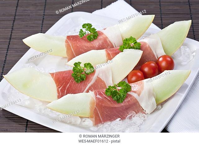 Melon slices with Parma ham on crushed ice