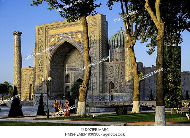 Uzbekistan, Silk Road, Samarkand, listed as World Heritage by UNESCO, Registan Square, the Sher dor Madrasah seen from the Minaret of the Ulugh Beg Madrasah