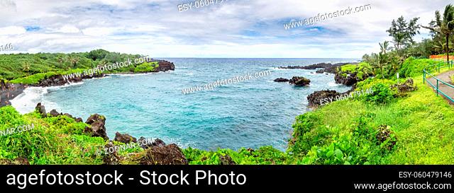Waianapanapa Black Sand Beach bei Hana auf Maui, Hawaii, USA. Waianapanapa Black Sand Beach near Hana on Maui, Hawaii, USA